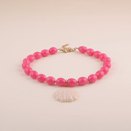 Collier sur câble - perles en résine ovale et pendentif coquiillage