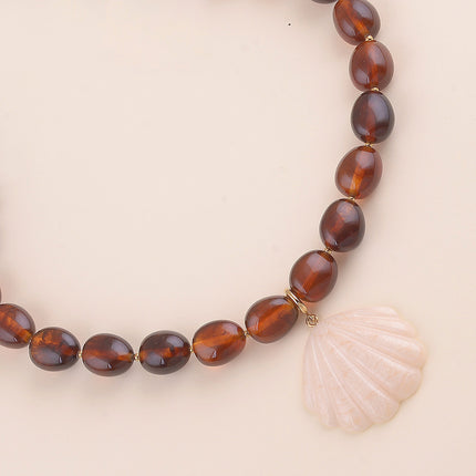 Collier sur câble - perles en résine ovale et pendentif coquiillage