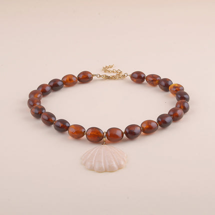 Collier sur câble - perles en résine ovale et pendentif coquiillage