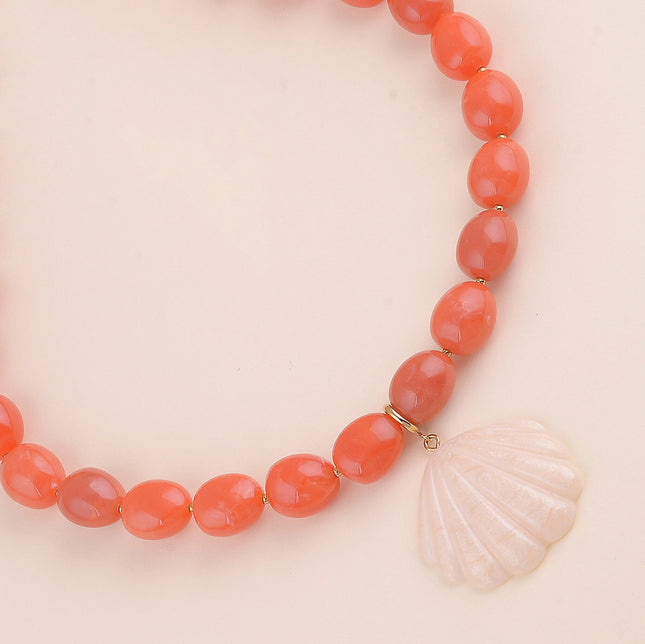Collier sur câble - perles en résine ovale et pendentif coquiillage