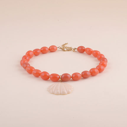 Collier sur câble - perles en résine ovale et pendentif coquiillage