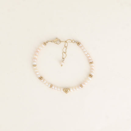 Bracelet sur câble - perles d'eau douce et coeur