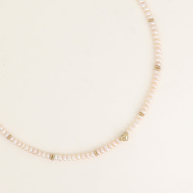 Collier sur câble - perles d'eau douce et coeur