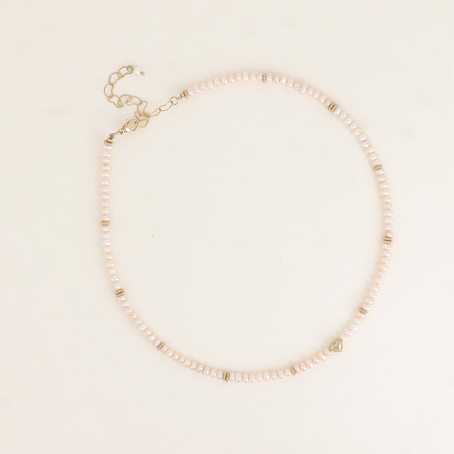 Collier sur câble - perles d'eau douce et coeur
