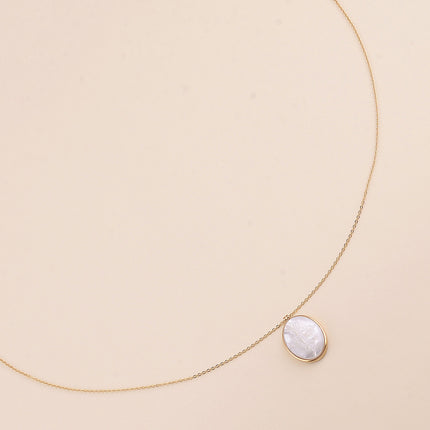 Collier - pendentif ovale nacrée avec croix religieuse