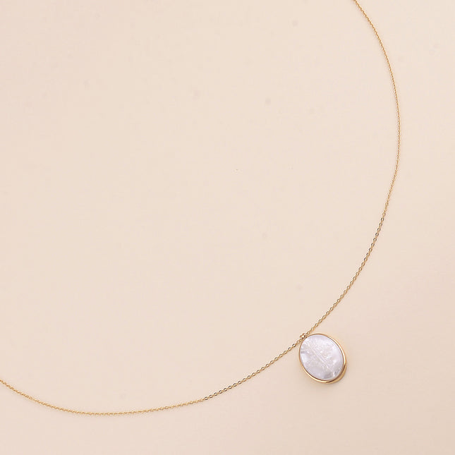 Collier - pendentif ovale nacrée avec croix religieuse