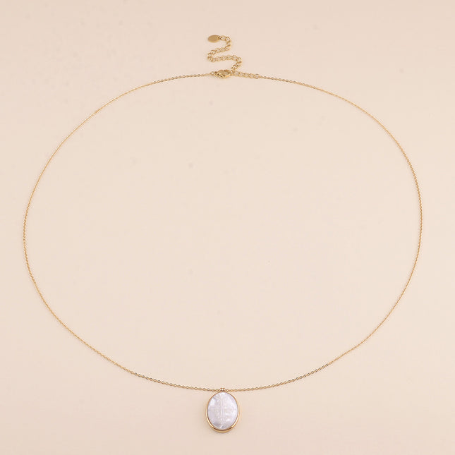 Collier - pendentif ovale nacrée avec croix religieuse