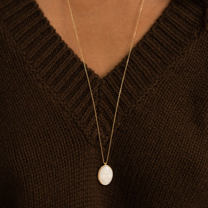 Collier - pendentif ovale nacrée avec croix religieuse
