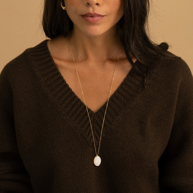 Collier - pendentif ovale nacrée avec croix religieuse