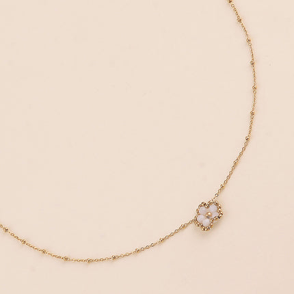 Collier - fleur en pierre naturelle et perles rondes