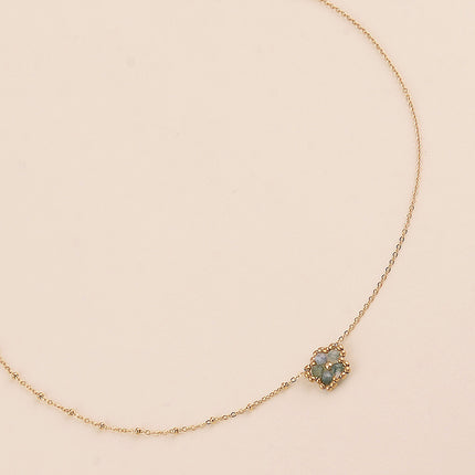 Collier - fleur en pierre naturelle et perles rondes
