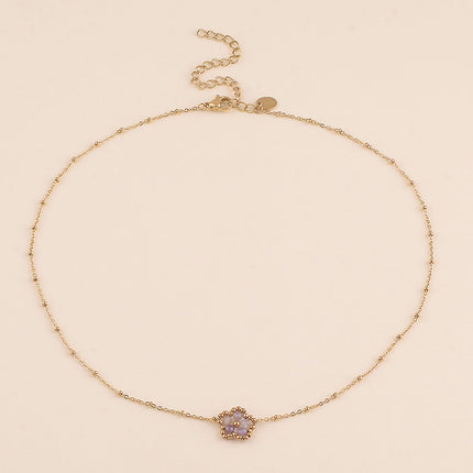 Collier - fleur en pierre naturelle et perles rondes