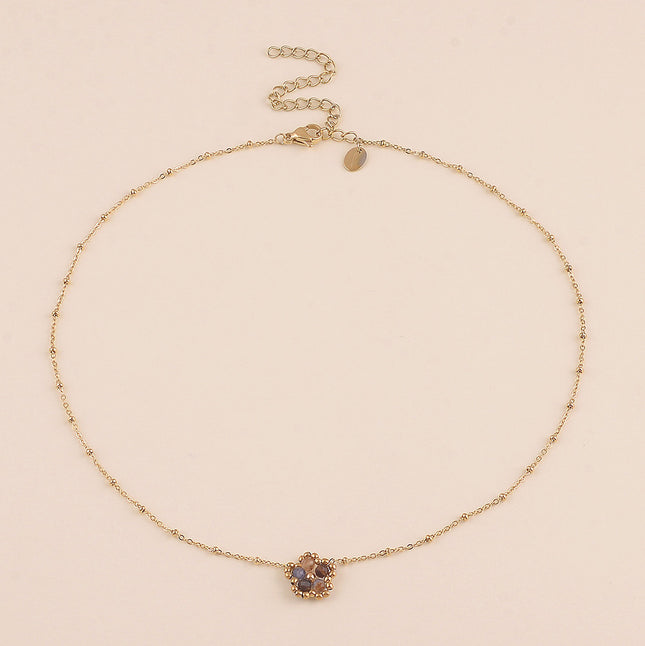 Collier - fleur en pierre naturelle et perles rondes