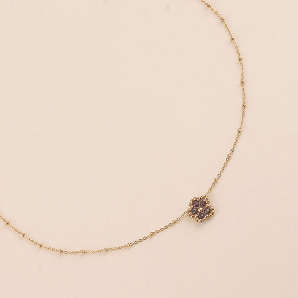 Collier - fleur en pierre naturelle et perles rondes