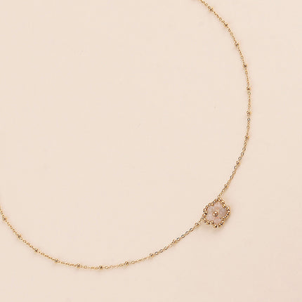 Collier - fleur en pierre naturelle et perles rondes