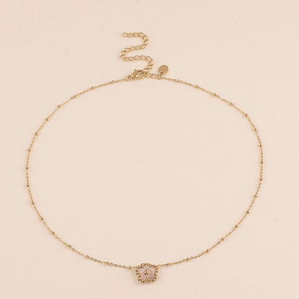 Collier - fleur en pierre naturelle et perles rondes