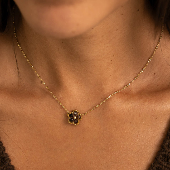 Collier - fleur en pierre naturelle et perles rondes