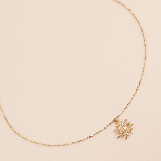 Collier - soleil aux contours flamboyants