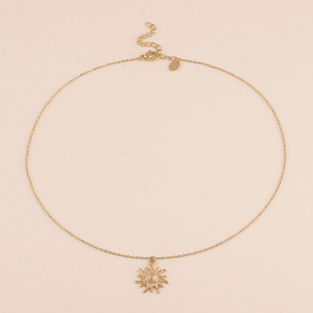 Collier - soleil aux contours flamboyants