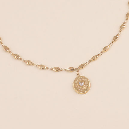 Collier - maillons coquilles et pendentif ovale texturé avec coeur en cristal