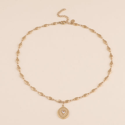 Collier - maillons coquilles et pendentif ovale texturé avec coeur en cristal