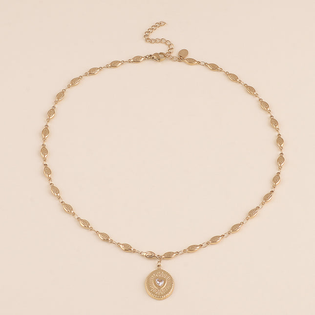 Collier - maillons coquilles et pendentif ovale texturé avec coeur en cristal