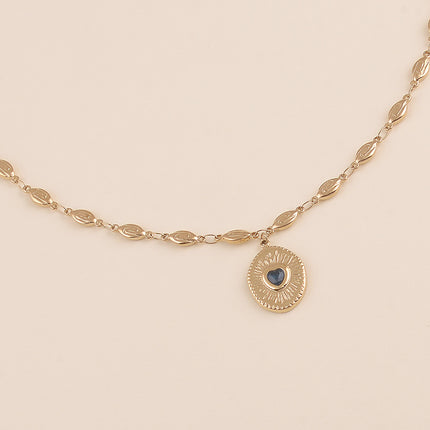 Collier - maillons coquilles et pendentif ovale texturé avec coeur en cristal