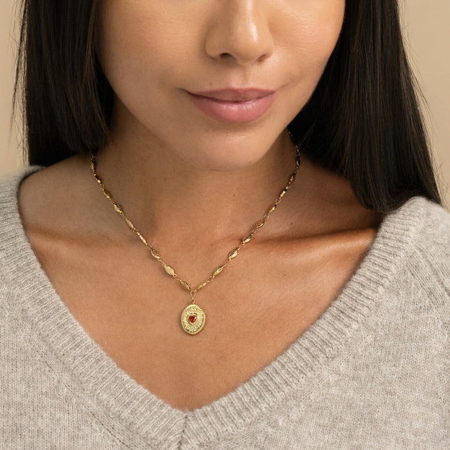 Collier - maillons coquilles et pendentif ovale texturé avec coeur en cristal