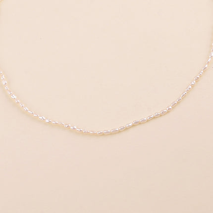 Collier sur fil - petites perles d'eau douce