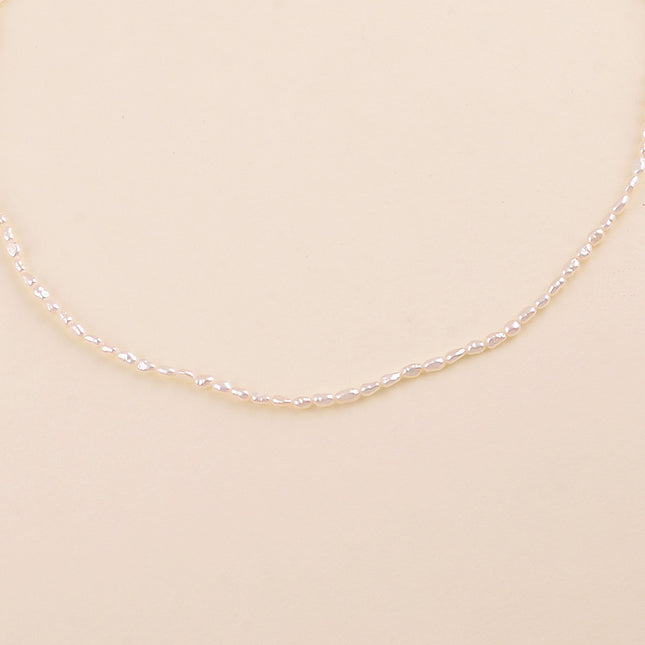 Collier sur fil - petites perles d'eau douce