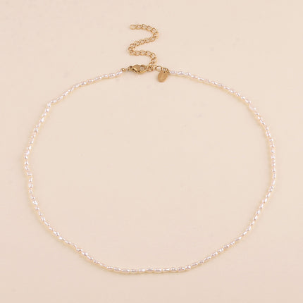 Collier sur fil - petites perles d'eau douce