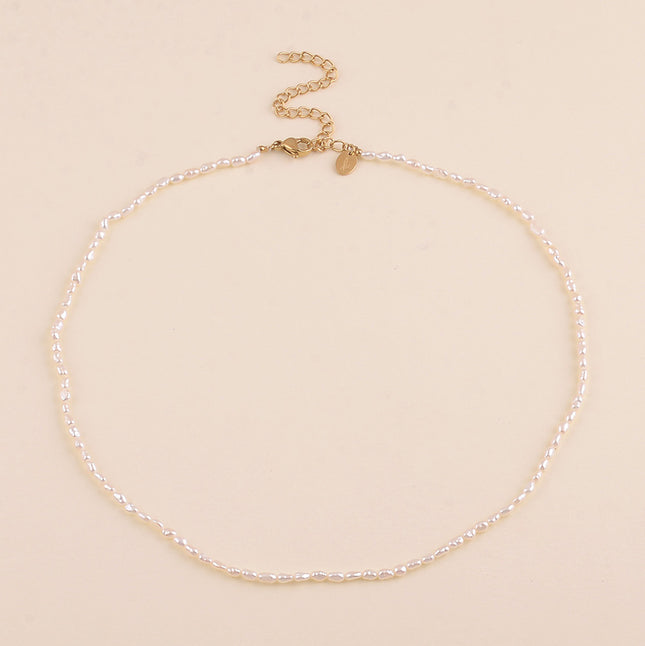 Collier sur fil - petites perles d'eau douce