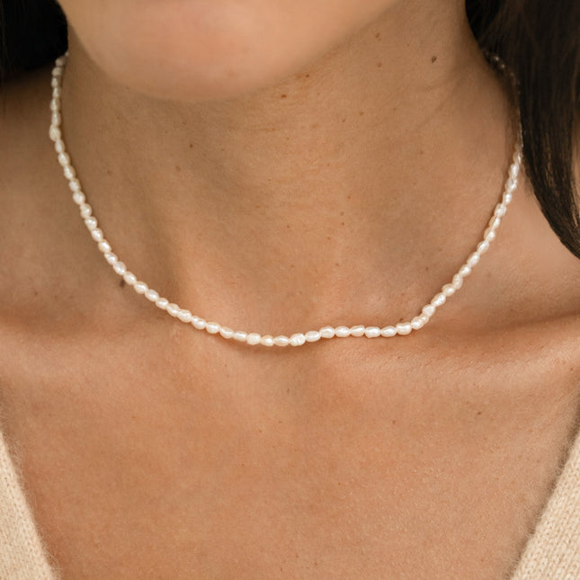 Collier sur fil - petites perles d'eau douce