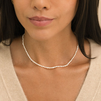 Collier sur fil - petites perles d'eau douce