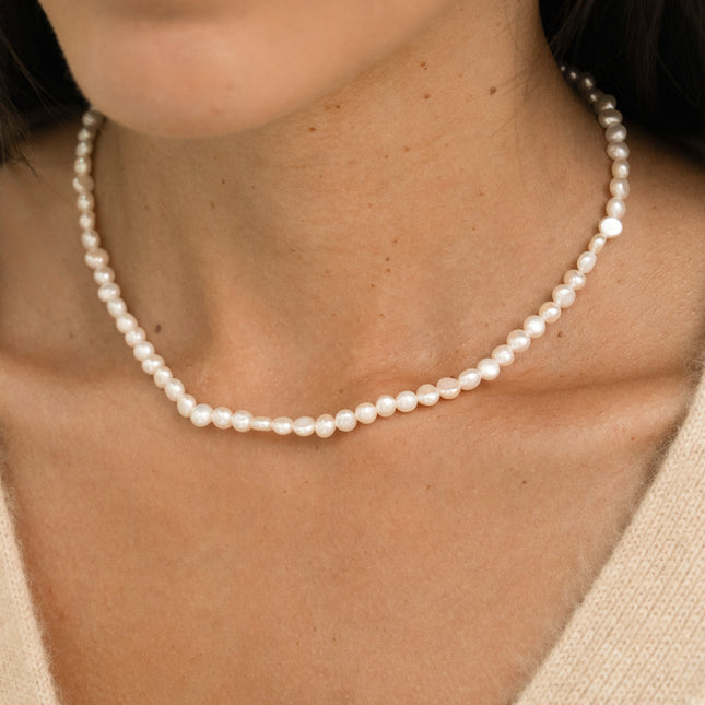 Collier sur fil - perles d'eau douce