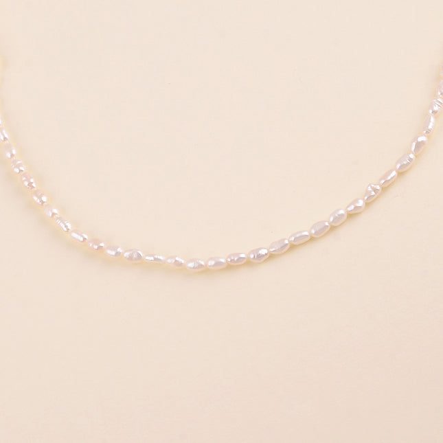 Collier sur fil - perles d'eau douce