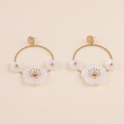 Boucles pendantes - pièces martelées et 3 fleurs en résine