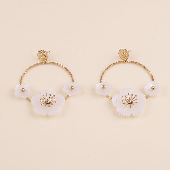 Boucles pendantes - pièces martelées et 3 fleurs en résine