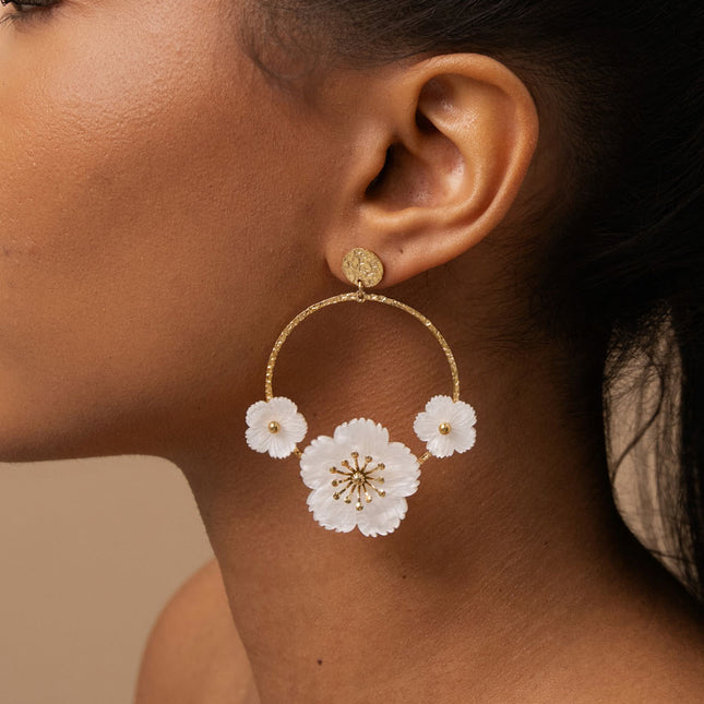 Boucles pendantes - pièces martelées et 3 fleurs en résine
