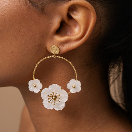 Boucles pendantes - pièces martelées et 3 fleurs en résine