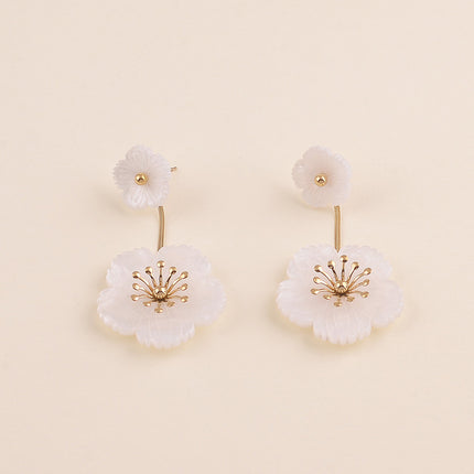 Boucles pendantes - maille serpent et 2 fleurs en résine