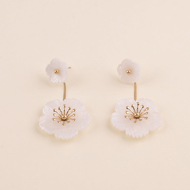Boucles pendantes - maille serpent et 2 fleurs en résine