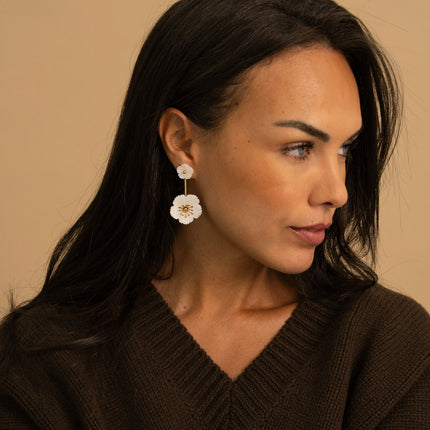 Boucles pendantes - maille serpent et 2 fleurs en résine