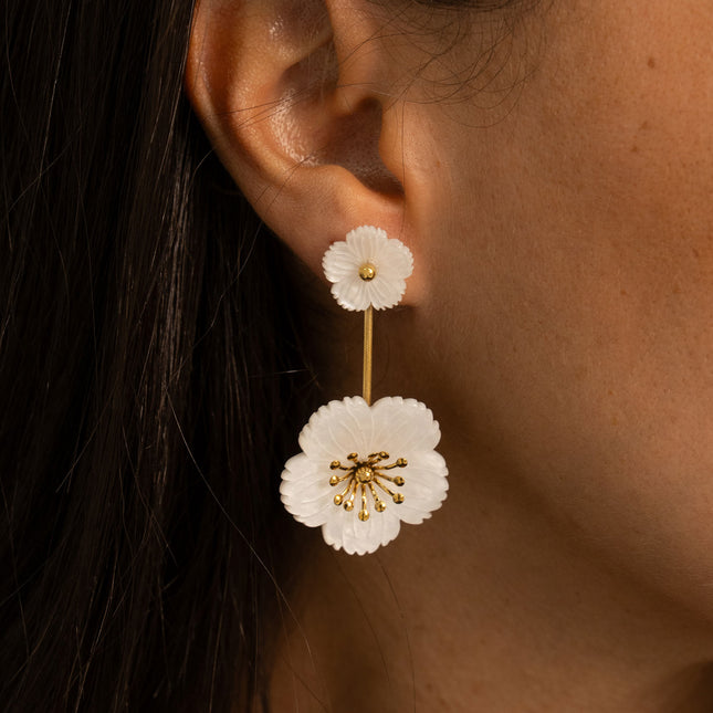 Boucles pendantes - maille serpent et 2 fleurs en résine