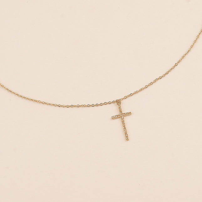Collier - croix religieuse martelée