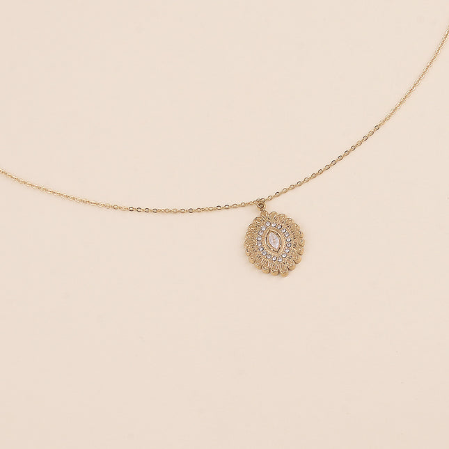 Collier - pendentif ovale ajouré avec cristaux