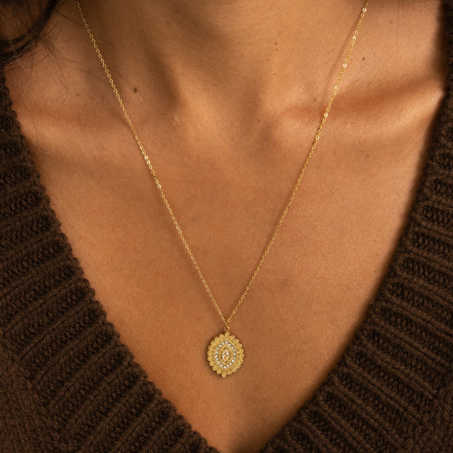 Collier - pendentif ovale ajouré avec cristaux