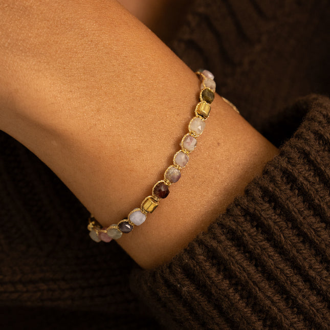 Bracelet - sur cordon avec pierres naturelles cubiques, fermoir coulissant