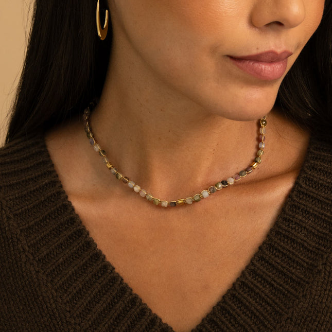Collier - sur cordon avec pierres naturelles cubiques, fermoir coulissant