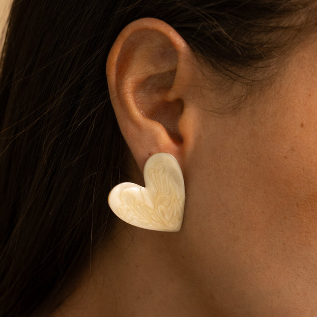 Boucles puces - coeur plat légèrement ondulé avec émail reflet nacré